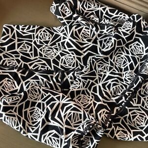 Lululemon size 2 Black & White Geometric Rose Print Leggings
